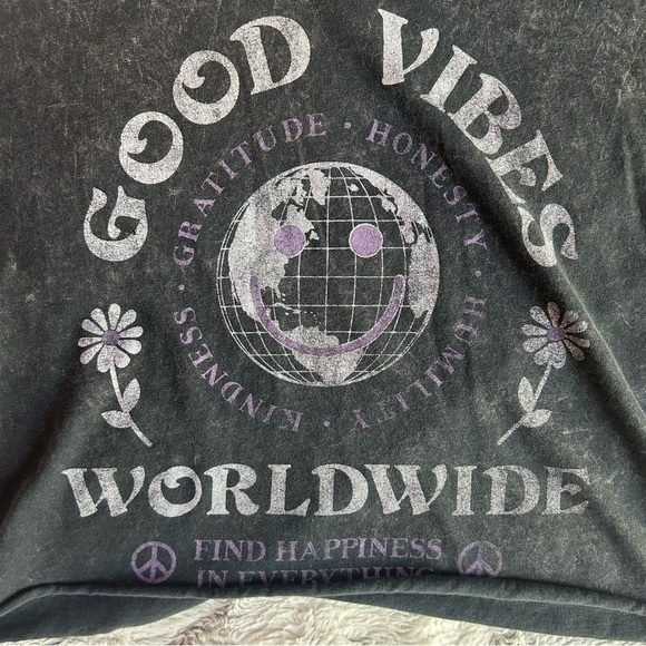 🚨Good Vibes Worldwide Hollister Crop-Top💜 - Picture 2 of 3